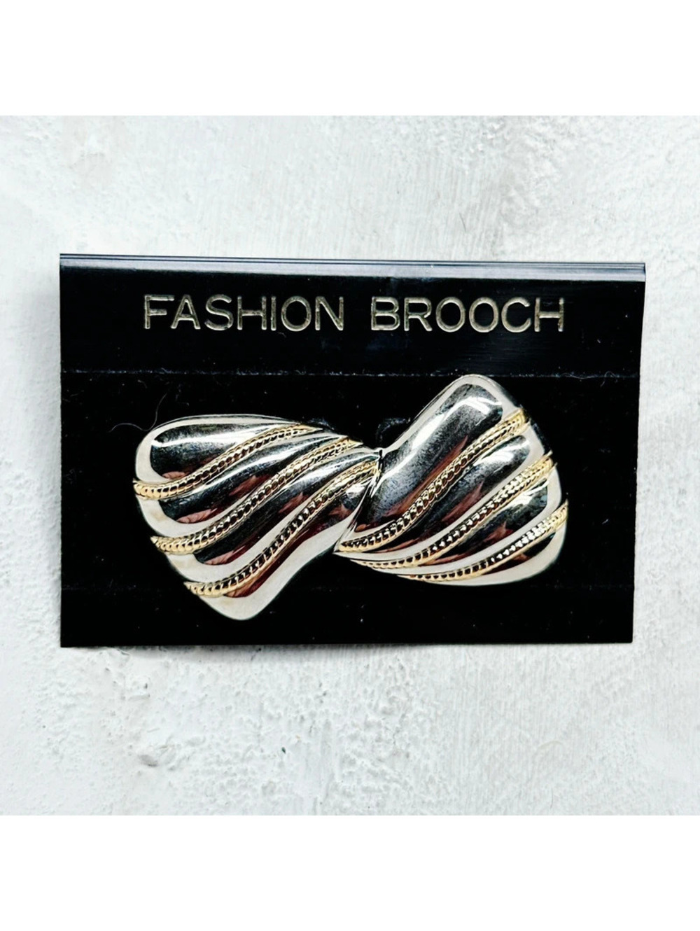 1379mc. Goldtone Vintage Bow Brooch